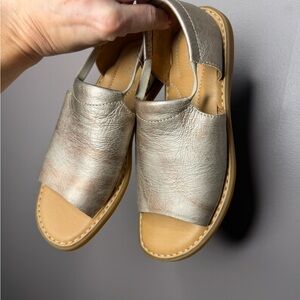 Born women’s cove Metallic light gold Sandal size 6 like new